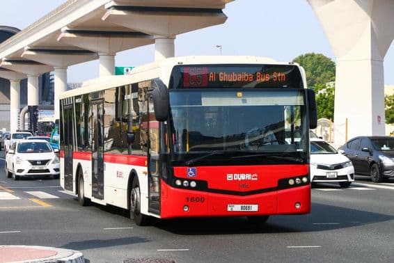 VDL Citea CLF-120.310 branco e vermelho nas ruas de Dubai.