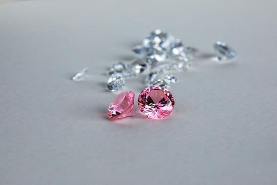 Diamante redondo colorido cultivado em laboratório.