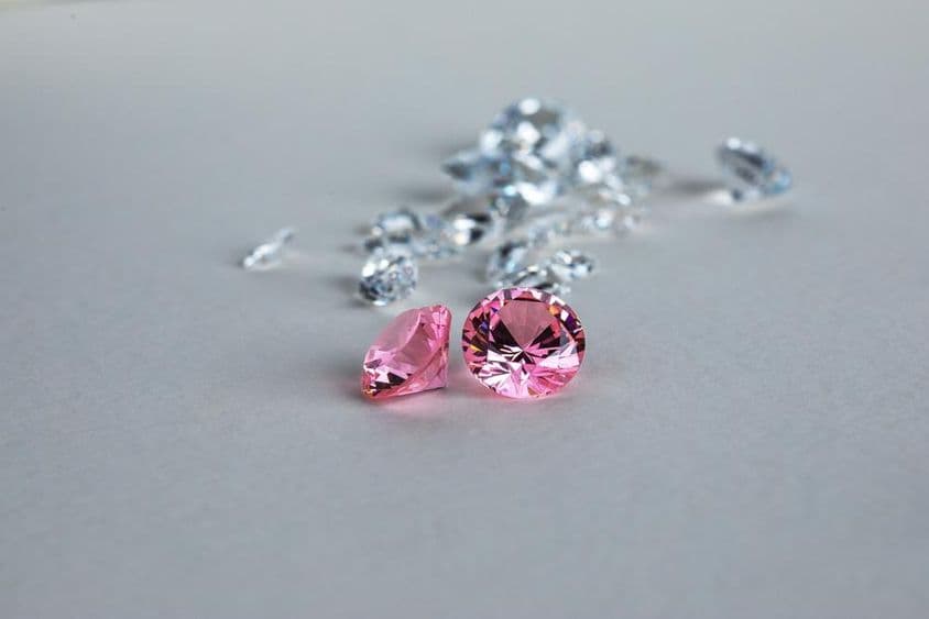 Diamante redondo colorido cultivado em laboratório.