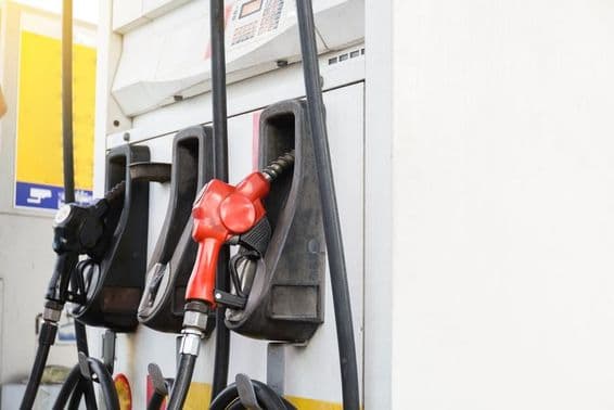Bicos de combustível em um posto de gasolina.