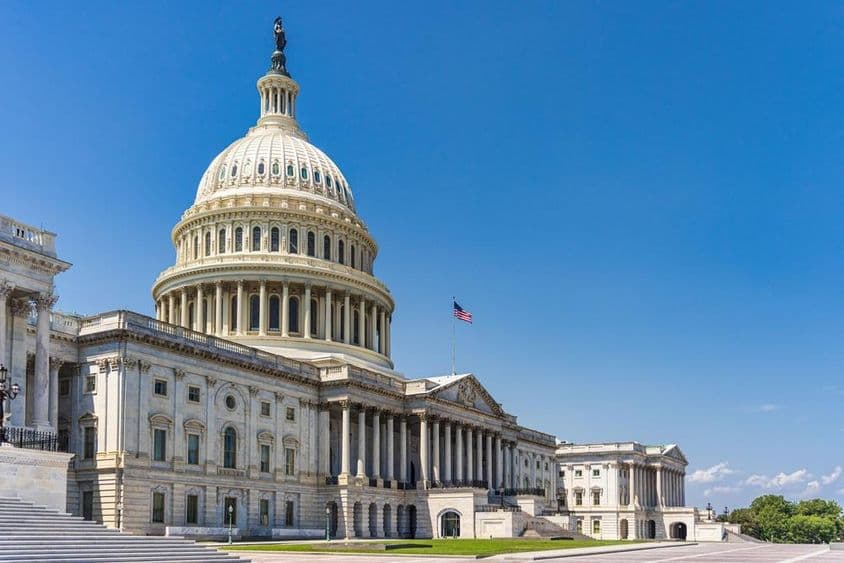 O edifício do Capitólio dos Estados Unidos com a bandeira americana.