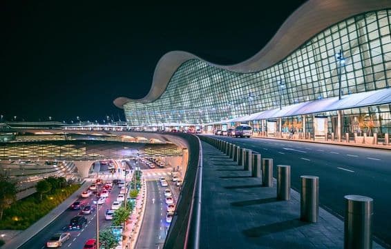Vista panorâmica do novo Aeroporto Internacional Zayed à noite em Abu Dhabi.