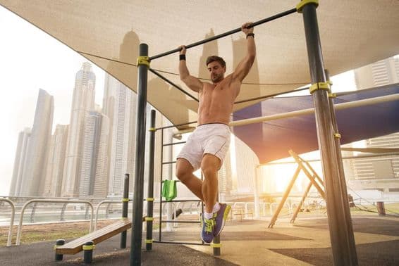 Jovem atleta se exercitando ao ar livre.