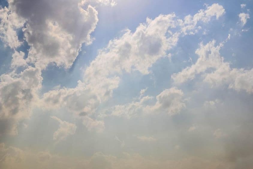Céu nublado cênico com nuvens bonitas e paisagem nublada em Dubai.