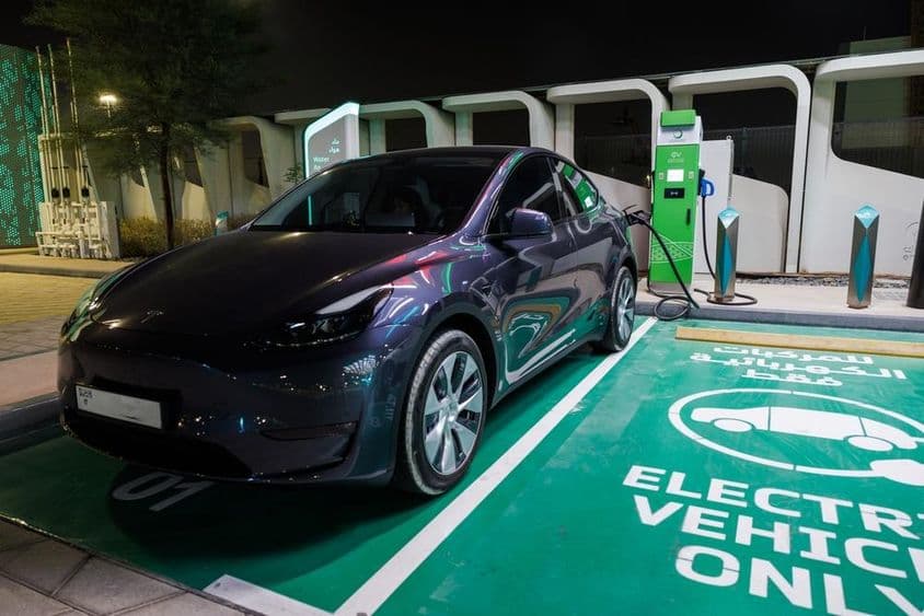 Estação de carregamento de carro elétrico com cabo de energia em posto de gasolina ENOC.