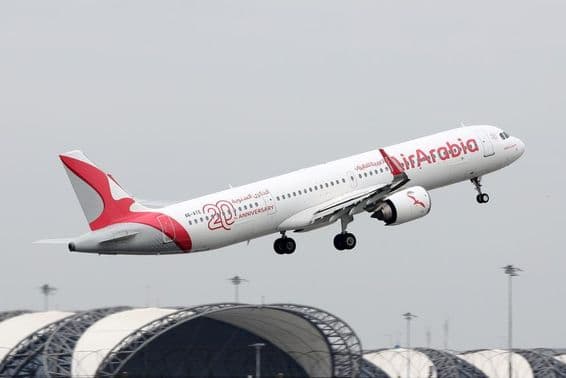 O avião Airbus A321neo da Air Arabia decolando.