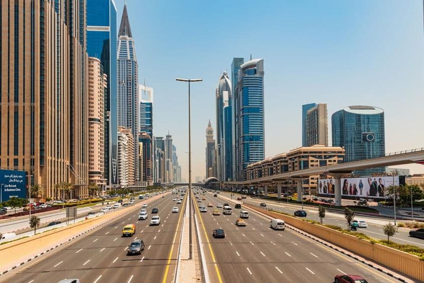 Vista de Dubai na Sheikh Zayed Road com arranha-céus.