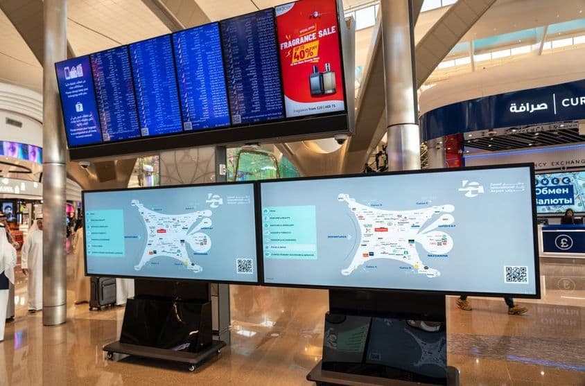 Informações de voo nos monitores do terminal do Aeroporto Internacional Zayed de Abu Dhabi.