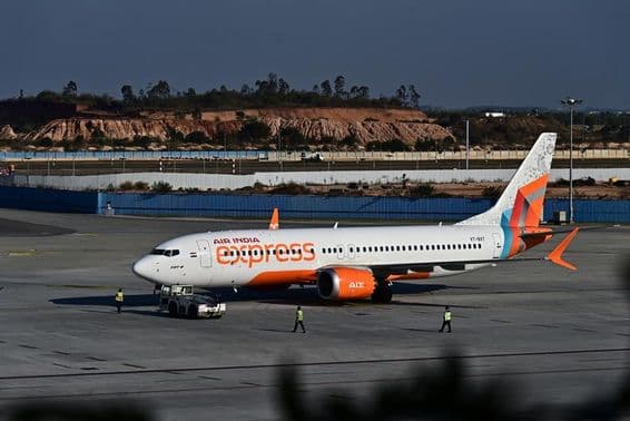 Um avião da Air India Express taxiando na pista.