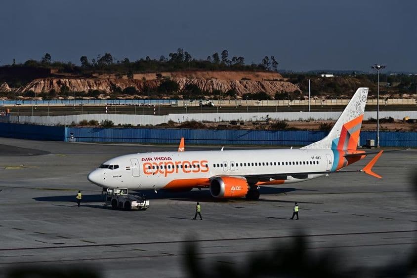 Um avião da Air India Express taxiando na pista.