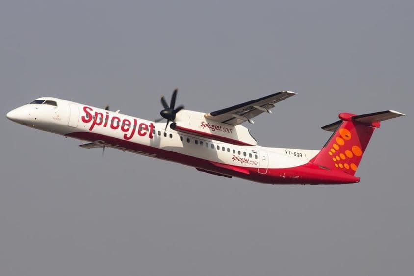 Um avião SpiceJet Bombardier Q400 Dash 8 decola do aeroporto de Mumbai.