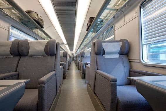 Um vagão moderno de classe executiva vazio em um trem europeu.