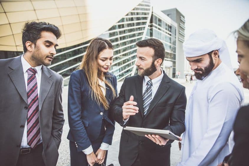 Empresários árabes e ocidentais discutem investimentos.