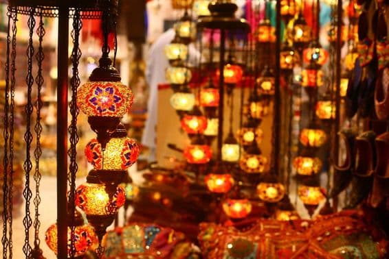 Lanterna tradicional árabe pendurada em uma rua de Dubai à noite.
