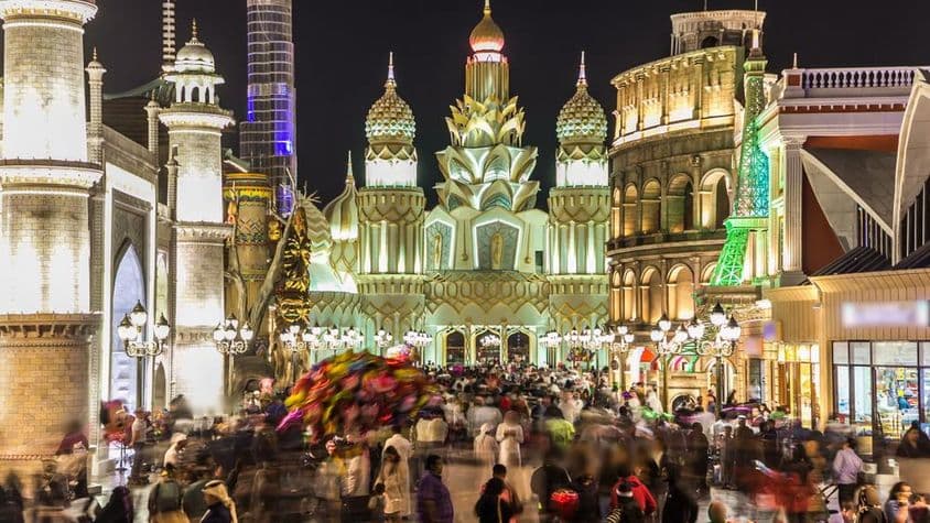 Entrada colorida da Global Village com timelapse de multidão em Dubai.