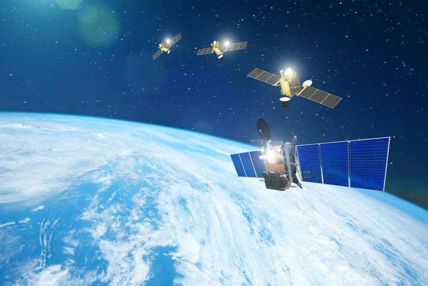 Conjunto de satélites orbitando a Terra em linha.