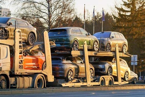 SUVs chineses novos sendo transportados pela Li Auto.