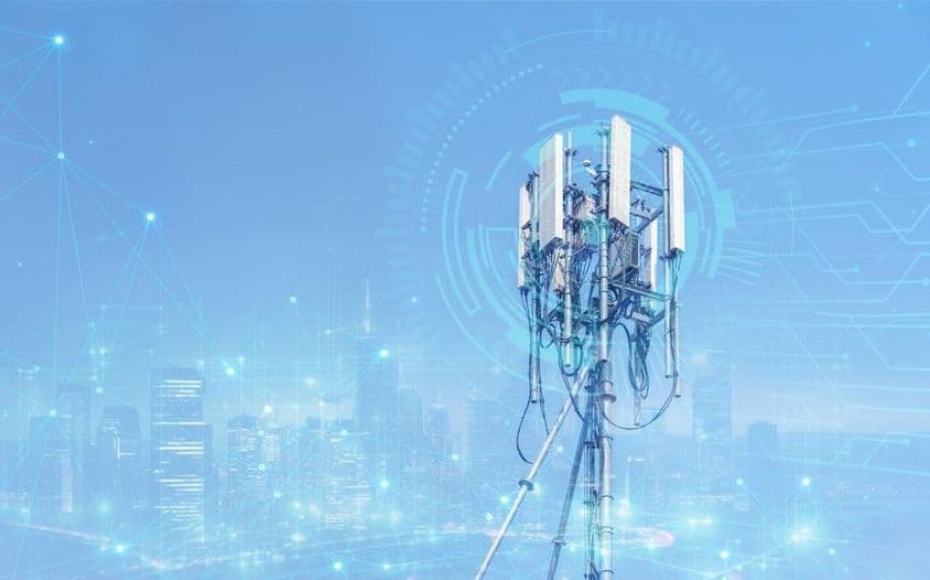 Uma torre de telefone celular com rede móvel 5G.