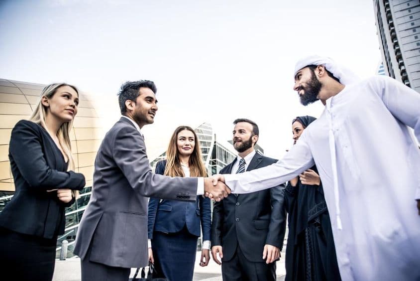 Empresários árabes e ocidentais discutindo trabalho.