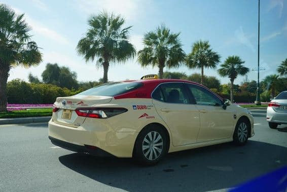 Táxi de Dubai na rua da cidade.