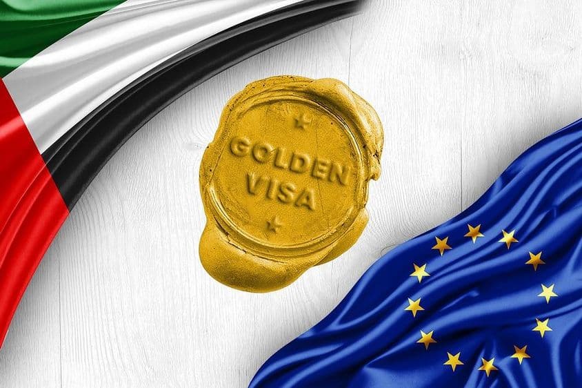 Bandeira dos Emirados Árabes Unidos e o visto gold da União Europeia.