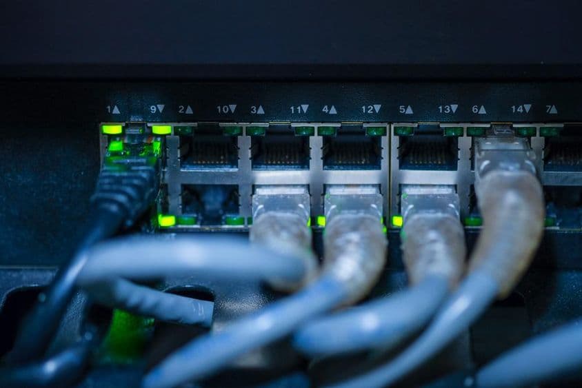 Interruptor gigabit e cabo de rede.