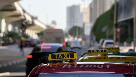 Luz do táxi de Dubai nas ruas da cidade.