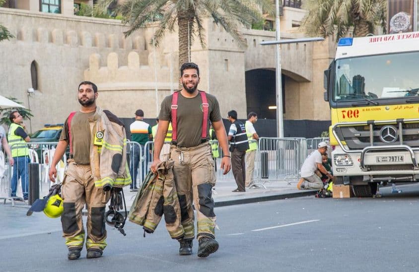 Bombeiros se afastando do edifício Address Burj Downtown Dubai.