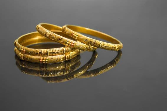 Pulseiras indianas tradicionais de ouro.