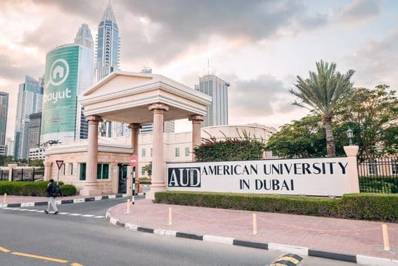 Entrada principal de uma universidade americana na Dubai Internet City.