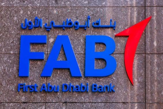 O logotipo do First Abu Dhabi Bank (FAB) em uma parede de agência bancária.