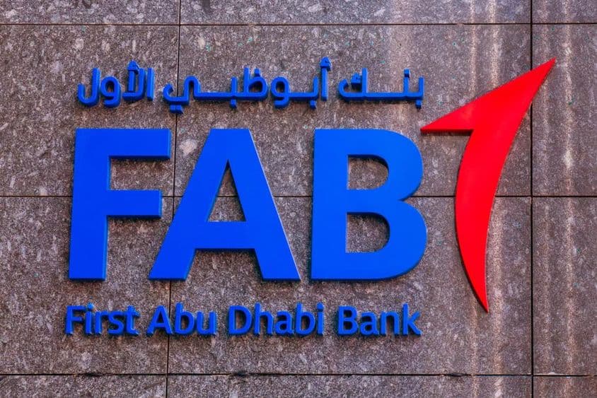 O logotipo do First Abu Dhabi Bank (FAB) em uma parede de agência bancária.