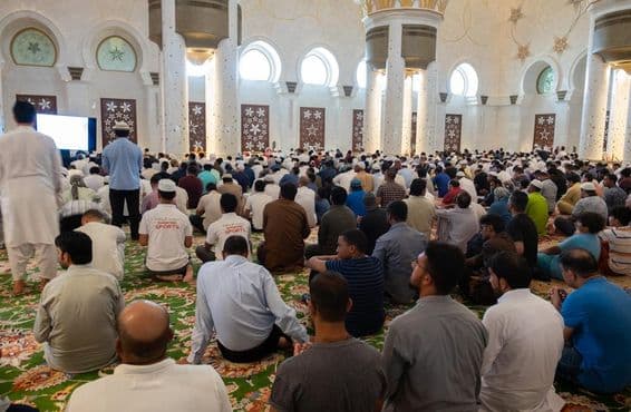 Pessoas participando da oração de sexta-feira na Mesquita Sheikh Zayed, Abu Dhabi.