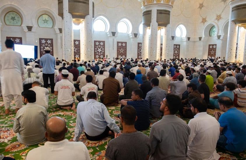 Pessoas participando da oração de sexta-feira na Mesquita Sheikh Zayed, Abu Dhabi.