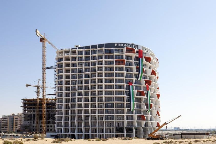 A Binghatti Holding está construindo um edifício de apartamentos moderno em Dubai.