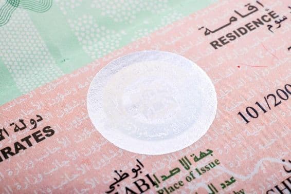 Carimbo de visto de residência dos Emirados Árabes Unidos em um passaporte.