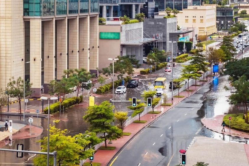 Dubai, chuva forte e rua inundada nos Emirados Árabes Unidos.