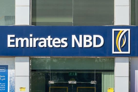 Placa do Banco PJSC Emirates NBD acima de uma entrada.