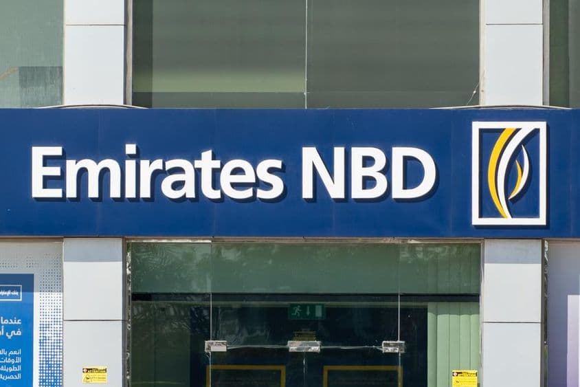 Placa do Banco PJSC Emirates NBD acima de uma entrada.