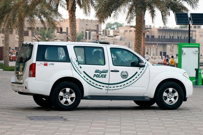 Um carro de polícia de Dubai em patrulha.