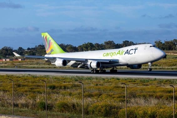 Aeronave ACT Airlines Boeing 747-428ERF (REG: LZ-CJB) chegando em manhã cedo.