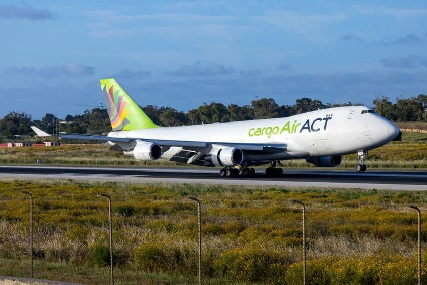 Aeronave ACT Airlines Boeing 747-428ERF (REG: LZ-CJB) chegando em manhã cedo.
