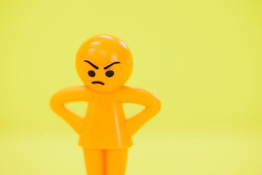 Boneca colorida irritada.