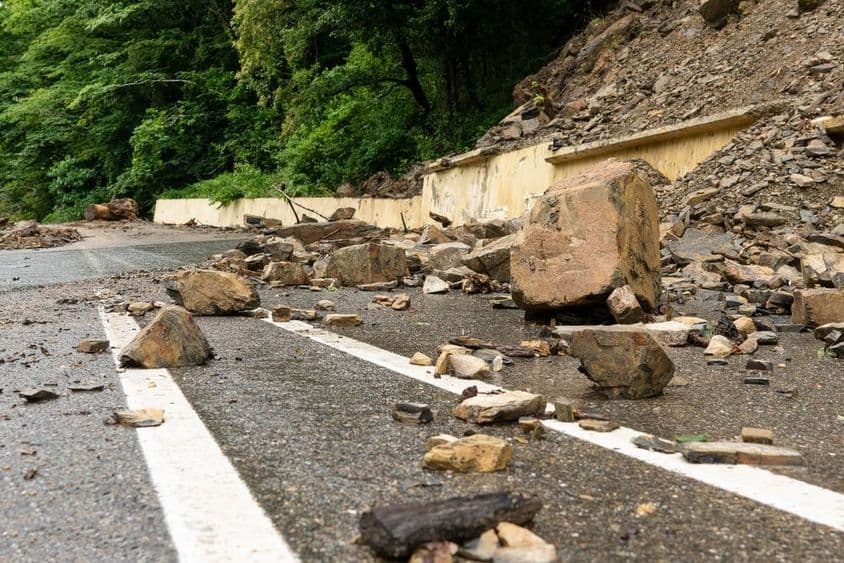 Deslizamento de rocha em uma estrada.