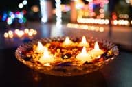 Lâmpadas de óleo do Diwali em uma tigela.