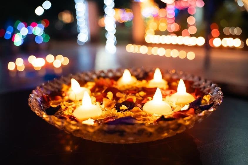 Lâmpadas de óleo do Diwali em uma tigela.