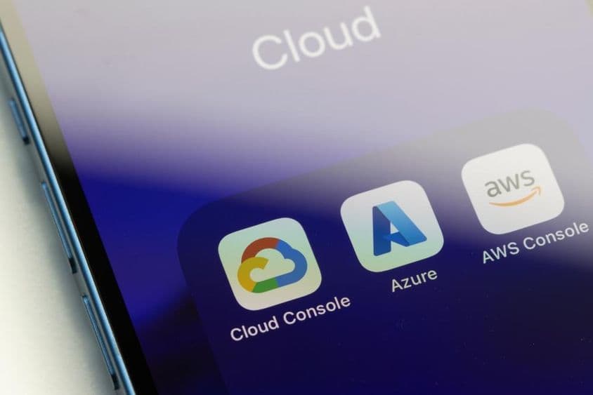 Close-up de ícones de aplicativos de três principais provedores de serviços de computação em nuvem em um iPhone.