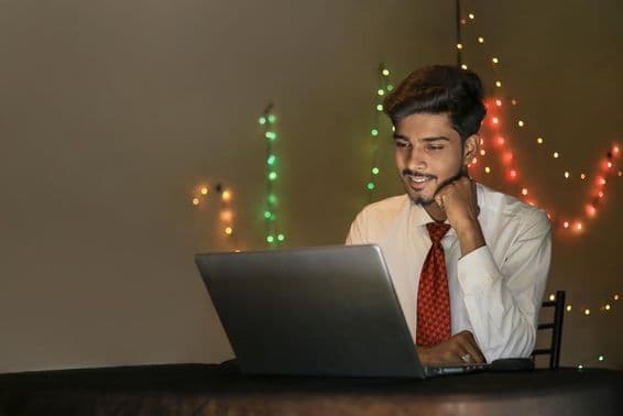 Homem indiano jovem trabalhando durante a celebração de Diwali em escritórios.