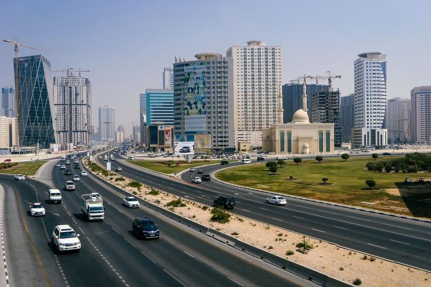 Visão da cidade de Dubai e rodovia com muitos carros.