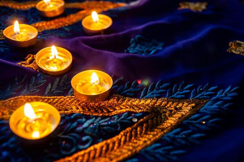 Iluminação de Diwali em um sari azul com bordado dourado.